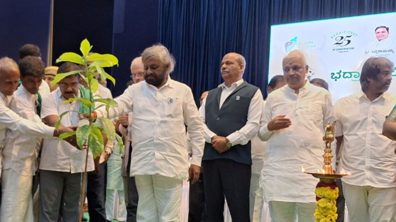 What did the Minister of Forest Department say about the construction of 'elephant Vihara Dham' in Bhadra Sanctuary? ಭದ್ರಾ ಅಭಯಾರಣ್ಯದಲ್ಲಿ ‘ಆನೆ ವಿಹಾರ ಧಾಮ’ ನಿರ್ಮಾಣ ಕುರಿತಂತೆ ಅರಣ್ಯ ಇಲಾಖೆ ಸಚಿವರು ಹೇಳಿದ್ದೇನು?