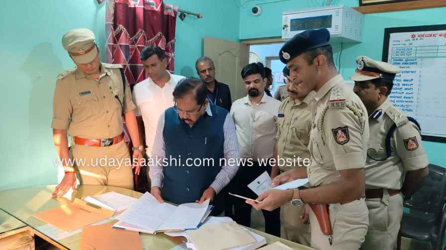 Shimoga : Sudden visit of the Home Minister to the police station! ಶಿವಮೊಗ್ಗ : ಪೊಲೀಸ್ ಠಾಣೆಗೆ ಗೃಹ ಸಚಿವರ ದಿಢೀರ್ ಭೇಟಿ!