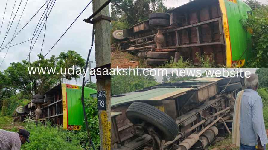 Shimoga Vinobanagar First Phase Bommanakatte Road Near Ganapati Temple, In the case of a private city bus that overturned on Wednesday morning october 16th, the passengers narrowly escaped a major disaster, local residents say.