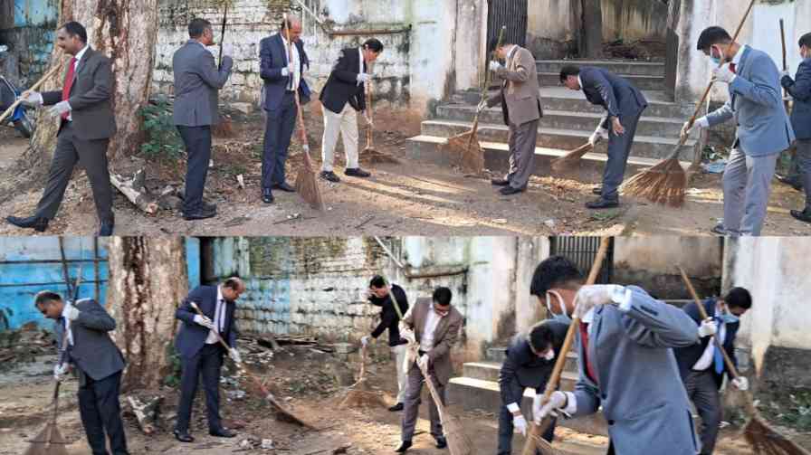 Cleanliness program in district court premises of Shimoga city on Tuesday ಶಿವಮೊಗ್ಗ : ನ್ಯಾಯಾಲಯ ಆವರಣ ಸ್ವಚ್ಛಗೊಳಿಸಿದ ನ್ಯಾಯಾಧೀಶರುಗಳು