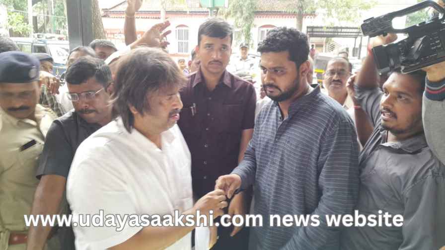 shimoga | Animosity between Madhu Bangarappa and CS Shadakshari : Now to the stage of protest..! ಮಧು ಬಂಗಾರಪ್ಪ – ಸಿ ಎಸ್ ಷಡಾಕ್ಷರಿ ನಡುವೆ ವೈಮನಸ್ಸು : ಇದೀಗ ಪ್ರತಿಭಟನೆ ಹಂತಕ್ಕೆ..!
