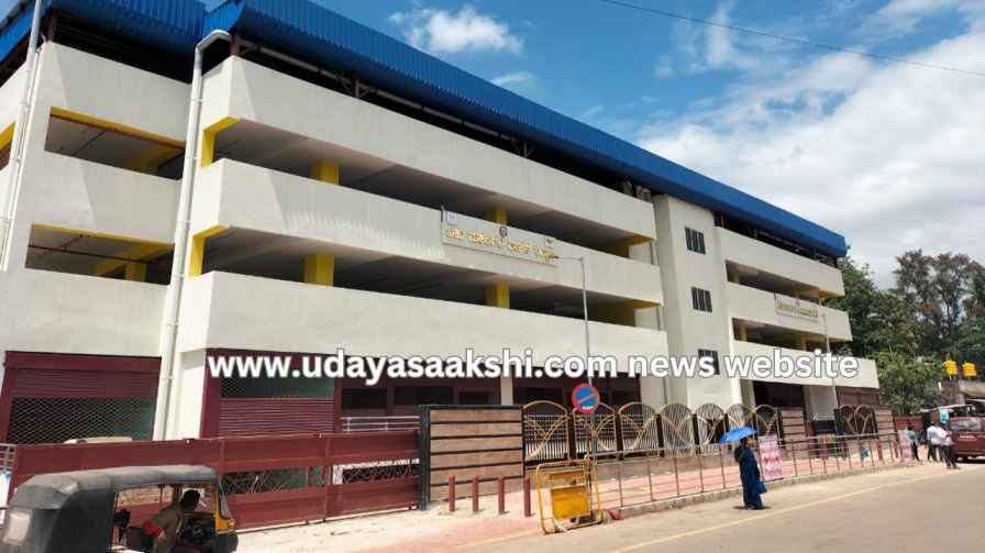 Shimoga: A multi-storied parking building built at a cost of crores of rupees is not open for public use! ಶಿವಮೊಗ್ಗ : ಸಾರ್ವಜನಿಕ ಬಳಕೆ ಮುಕ್ತಗೊಳ್ಳದ ಕೋಟಿ ಕೋಟಿ ರೂ. ವೆಚ್ಚದಲ್ಲಿ ನಿರ್ಮಾಣಗೊಂಡ ಬಹುಮಹಡಿ ಪಾರ್ಕಿಂಗ್ ಕಟ್ಟಡ!