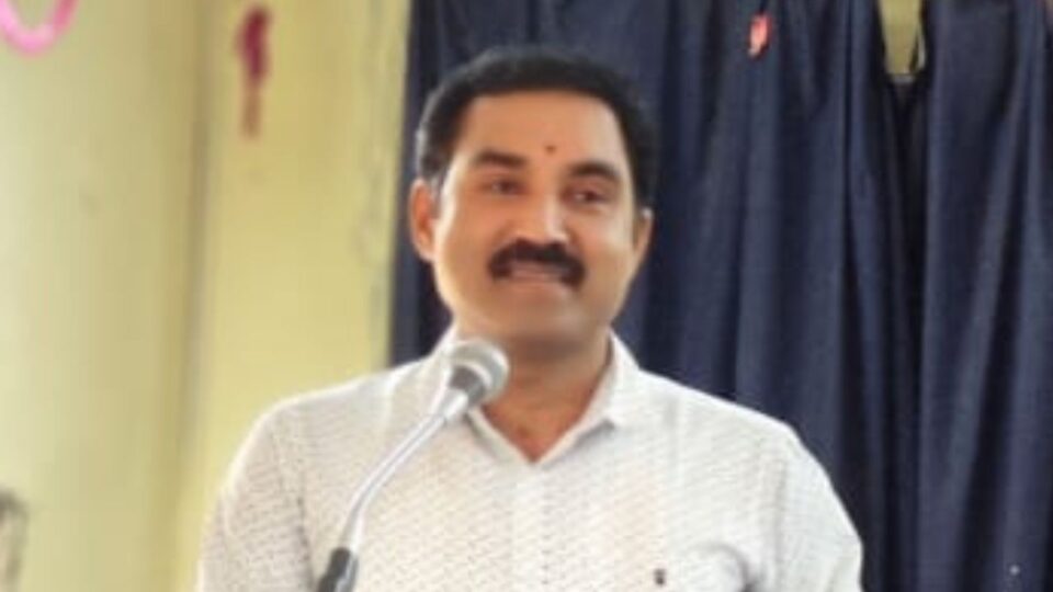 Political shadow on government employees union elections: Shimoga Tehsildar suddenly transferred! ಸರ್ಕಾರಿ ನೌಕರರ ಸಂಘದ ಚುನಾವಣೆ ಮೇಲೆ ರಾಜಕೀಯ ಕರಿನೆರಳು : ಶಿವಮೊಗ್ಗ ತಹಶೀಲ್ದಾರ್ ದಿಢೀರ್ ಎತ್ತಂಗಡಿ!