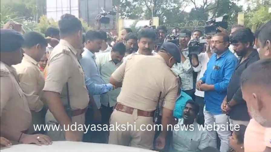 Shimoga - Sudden cancellation of asharya house allocation : Commissioner besieged ; Heavy Hydrama! ಶಿವಮೊಗ್ಗ - ಆಶ್ರಯ ಮನೆ ಹಂಚಿಕೆ ದಿಢೀರ್ ರದ್ದು : ಪಾಲಿಕೆ ಆಯುಕ್ತೆಗೆ ಮುತ್ತಿಗೆ ; ಭಾರೀ ಹೈಡ್ರಾಮಾ!