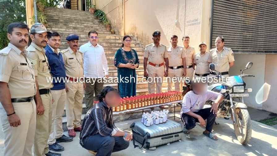shimoga | Operation of Excise Police - Lakhs of Rs Valuable liquor bottles seized: Arrest of two youths! shimoga | ಅಬಕಾರಿ ಪೊಲೀಸರ ಕಾರ್ಯಾಚರಣೆ - ಲಕ್ಷಾಂತರ ರೂ. ಮೌಲ್ಯದ ಮದ್ಯದ ಬಾಟಲಿಗಳು ವಶ : ಇಬ್ಬರು ಯುವಕರ ಬಂಧನ!