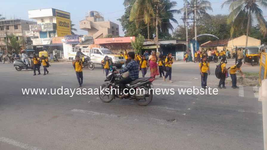 dangerous highway for students : CM office notice to Shimoga Corporation Commissioner SP for appropriate action ವಿದ್ಯಾರ್ಥಿಗಳ ಪಾಲಿಗೆ ಗಂಡಾಂತರಕಾರಿಯಾದ ಹೆದ್ಧಾರಿ : ಸೂಕ್ತ ಕ್ರಮಕ್ಕೆ ಶಿವಮೊಗ್ಗ ಪಾಲಿಕೆ ಆಯುಕ್ತರು, ಎಸ್ಪಿಗೆ ಸಿಎಂ ಕಚೇರಿ ಸೂಚನೆ