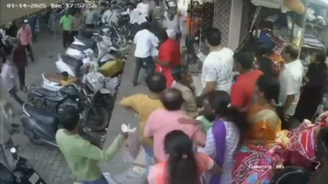 Shimoga - Attack on a trader by miscreants: The video went viral! ಶಿವಮೊಗ್ಗ – ಕ್ಷುಲ್ಲಕ ಕಾರಣಕ್ಕೆ ಕಿಡಿಗೇಡಿಗಳಿಂದ ವ್ಯಾಪಾರಿ ಮೇಲೆ ಹಲ್ಲೆ : ವೈರಲ್ ಆದ ವೀಡಿಯೋ!