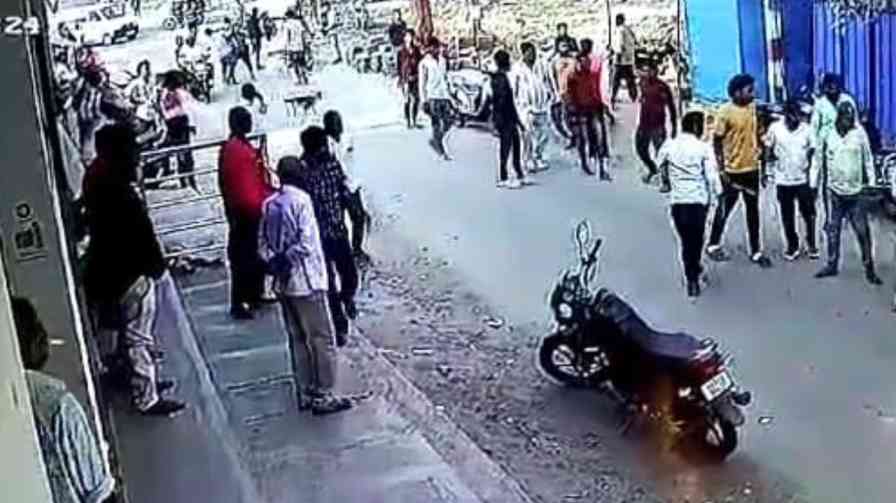 bhadravati | Bhadravati: Two groups fought on the road! bhadravati | ಭದ್ರಾವತಿಯಲ್ಲಿ ಇದೇನಿದು..? : ಹಾಡಹಗಲೇ ರಸ್ತೆಯಲ್ಲಿಯೇ ಲಾಂಗ್ ದೊಣ್ಣೆಗಳಿಂದ ಹೊಡೆದಾಡಿಕೊಂಡ  ಎರಡು ಗುಂಪುಗಳು!