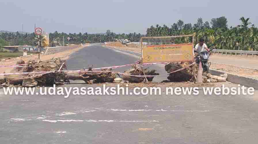 holehonnuru | Holehonur: After the accident, the traffic stopped on the bypass road - demand for construction of flyover! holehonnuru | ಹೊಳೆಹೊನ್ನೂರು : ಅಪಘಾತದ ಬೆನ್ನಲ್ಲೇ ಬೈಪಾಸ್ ರಸ್ತೆಯಲ್ಲಿ ವಾಹನ ಸಂಚಾರ ಸ್ಥಗಿತ - ಫ್ಲೈ ಓವರ್ ನಿರ್ಮಾಣಕ್ಕೆ ಆಗ್ರಹ!