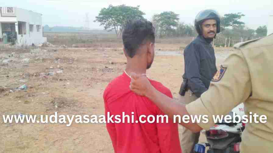 Shivamogga: An unknown young man who came to steal and fell asleep next to the house! shimoga | ಮನೆಯ ಪಕ್ಕವೇ ನಿದ್ರೆ ಹೋದ ಅಪರಿಚಿತ ಯುವಕ… ಎಚ್ಚರಿಸಿ ಕರೆದೊಯ್ದ ಪೊಲೀಸರು…!