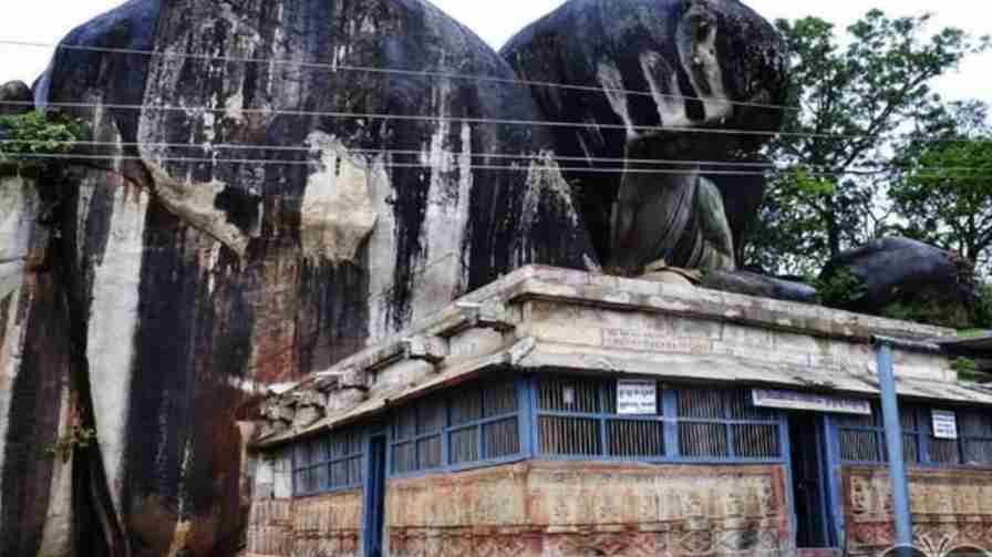 A young woman gave birth to a child near the Chandragutti temple! ಚಂದ್ರಗುತ್ತಿ ದೇವಾಲಯ ಬಳಿಯೇ ಮಗುವಿಗೆ ಜನ್ಮವಿತ್ತ ಯುವತಿ!