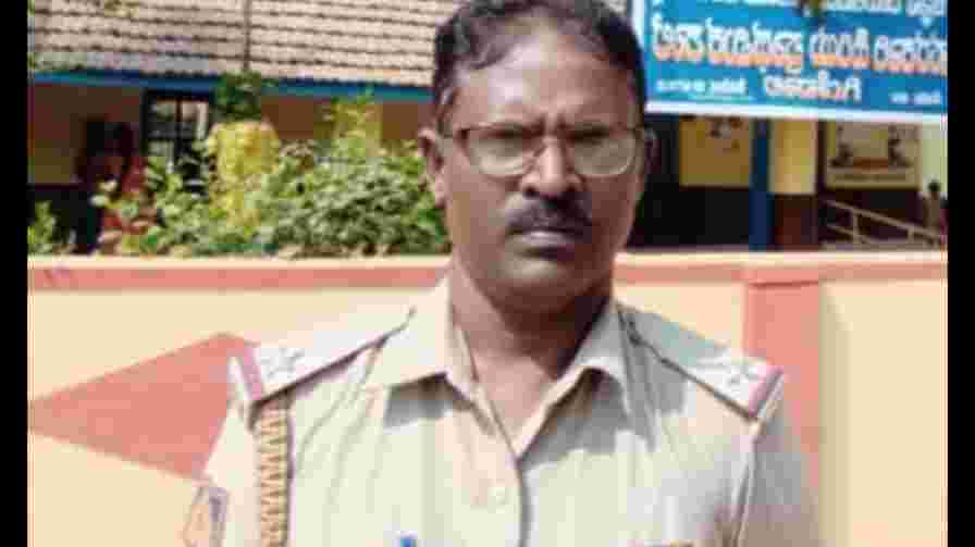 The deceased has been identified as Anavatti Police Station ASI Basavarajappa (50). He is originally from Shikaripura taluk. shimoga | ಅಪಘಾತದಲ್ಲಿ ಗಾಯಗೊಂಡಿದ್ದ ಆನವಟ್ಟಿ ಪೊಲೀಸ್ ಠಾಣೆ ಎಎಸ್ಐ ಸಾವು!