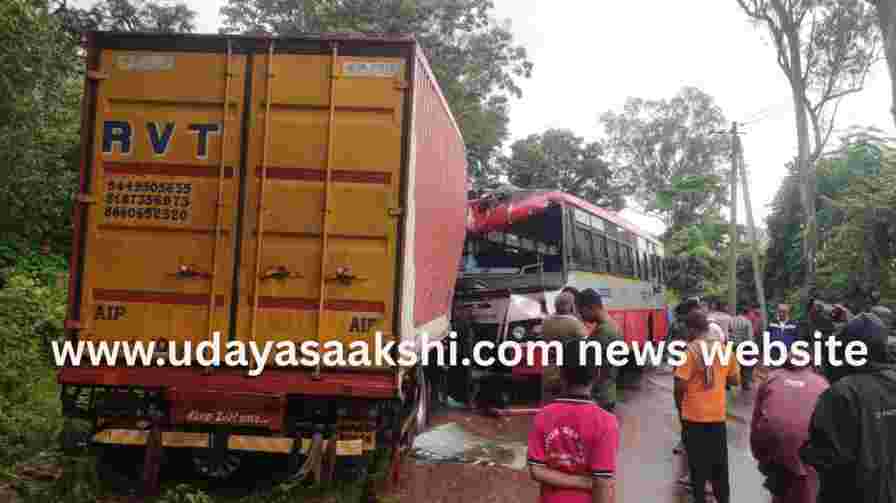 sagara taluk - Collision between lorry and KSRTC bus : 12 people injured! ಸಾಗರ : ಲಾರಿ – ಕೆಎಸ್ಆರ್’ಟಿಸಿ ಬಸ್ ನಡುವೆ ಡಿಕ್ಕಿ : 12 ಜನರಿಗೆ ಗಾಯ!