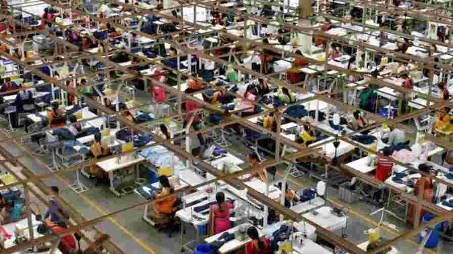 What is the Labor Department's instruction to owners of shops, commercial establishments, and factories? ಅಂಗಡಿಗಳು, ವಾಣಿಜ್ಯ ಸಂಸ್ಥೆಗಳು, ಕಾರ್ಖಾನೆಗಳ ಮಾಲೀಕರಿಗೆ ಕಾರ್ಮಿಕ ಇಲಾಖೆ ಸೂಚನೆಯೇನು?