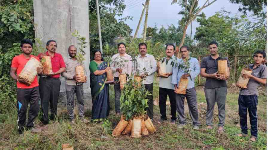 The Abbalagere Gram Panchayat administration in Shivamogga is raising awareness about the ban on child marriage and the POCSO Act through a tree planting program! ಶಿವಮೊಗ್ಗ : ಹಸಿರೀಕರಣ ಮೂಲಕ ಬಾಲ್ಯ ವಿವಾಹ ನಿಷೇಧ - ಪೋಕ್ಸೋ ಕಾಯ್ದೆ ಜಾಗೃತಿ - ಅಬ್ಬಲಗೆರೆ ಗ್ರಾಪಂ ಆಡಳಿತದ ವಿಭಿನ್ನ ಕಾರ್ಯ!