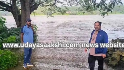 Huge amount of water released from Tunga and Bhadra dams: Houses inundated at Bhadravati kawalgundi area! ತುಂಗ, ಭದ್ರಾ ಡ್ಯಾಂಗಳಿಂದ ಭಾರೀ ಪ್ರಮಾಣದ ನೀರು ಹೊರಕ್ಕೆ : ಭದ್ರಾವತಿಯ ಕವಲುಗುಂದಿಯಲ್ಲಿ ಮನೆಗಳು ಜಲಾವೃತ!