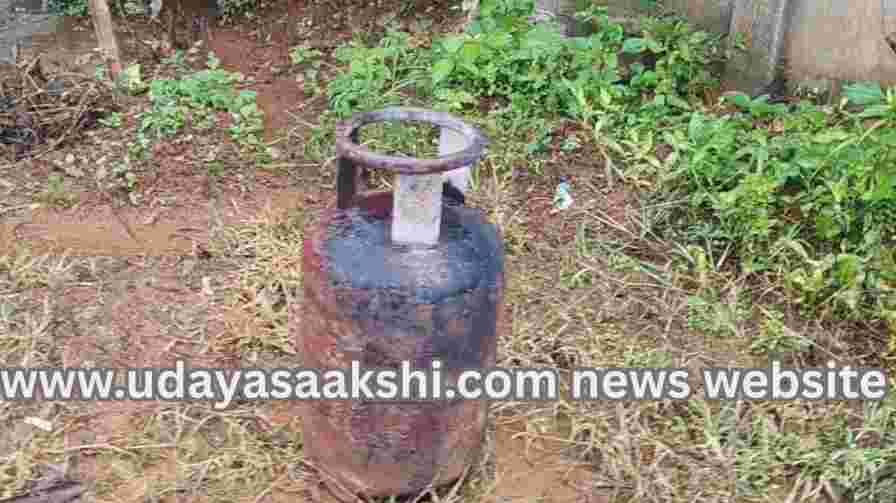 Sagara: Gas cylinder explosion at home! sagara | ಸಾಗರ : ಮನೆಯಲ್ಲಿ ಗ್ಯಾಸ್ ಸಿಲಿಂಡರ್ ಸ್ಪೋಟ!