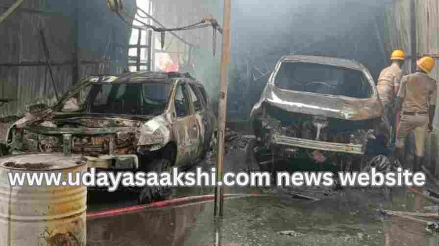 Shimoga: Fire accident in the garage - burnt cars! ಶಿವಮೊಗ್ಗ : ಗ್ಯಾರೇಜ್ ನಲ್ಲಿ ಬೆಂಕಿ ಅವಘಡ – ಸುಟ್ಟು ಭಸ್ಮವಾದ ಕಾರುಗಳು!