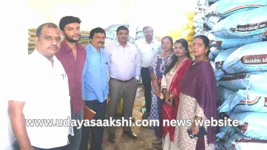 Tahsildar sudden raid on Shimoga fertilizer sales shop, godowns! : What is the reason? ಶಿವಮೊಗ್ಗ ರಸಗೊಬ್ಬರ ಮಾರಾಟ ಮಳಿಗೆ, ಗೋಡೌನ್ ಗಳ ಮೇಲೆ ತಹಶೀಲ್ದಾರ್ ದಿಡೀರ್ ದಾಳಿ! : ಕಾರಣವೇನು?