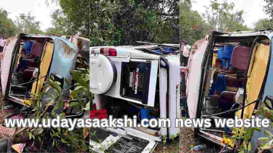 Tempo Traveler overturns on Sigandur Road : 14 people injured - admitted to hospital! ಸಿಗಂದೂರು ರಸ್ತೆಯಲ್ಲಿ ಟೆಂಪೋ ಟ್ರಾವೆಲರ್ ಪಲ್ಟಿ : 14 ಜನರಿಗೆ ಗಾಯ – ಆಸ್ಪತ್ರೆಗೆ ದಾಖಲು!