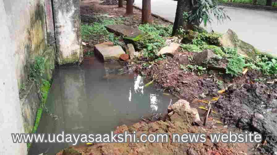 Sewage from toilets spilling out: Is there such a mess in the Shivamogga AC office building premises?! shimoga | ಶಿವಮೊಗ್ಗ ಉಪ ವಿಭಾಗಾಧಿಕಾರಿ ಕಚೇರಿ ಕಟ್ಟಡ ಆವರಣದಲ್ಲಿ ಇದೆಂಥಾ ಅವ್ಯವಸ್ಥೆ?!