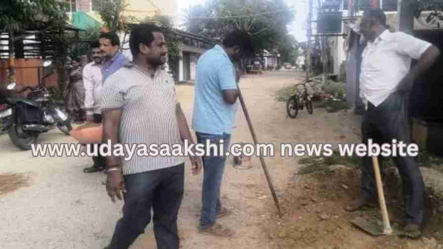 Shivamogga: Leader who closed potholes and ditches with his own money! ಶಿವಮೊಗ್ಗ : ಸ್ವಂತ ಹಣದಲ್ಲಿ ರಸ್ತೆ ಗುಂಡಿ – ಗೊಟರು ಮುಚ್ಚಿಸಿದ ಮುಖಂಡ!