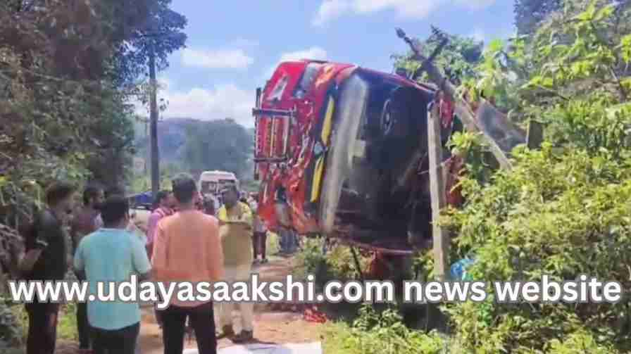 Sagara: Tourist bus heading to temple overturns – 18 injured! ಸಾಗರ : ದೇವಾಲಯಕ್ಕೆ ತೆರಳುತ್ತಿದ್ದ ಪ್ರವಾಸಿಗರ ಬಸ್ ಪಲ್ಟಿ – 18 ಜನರಿಗೆ ಗಾಯ!