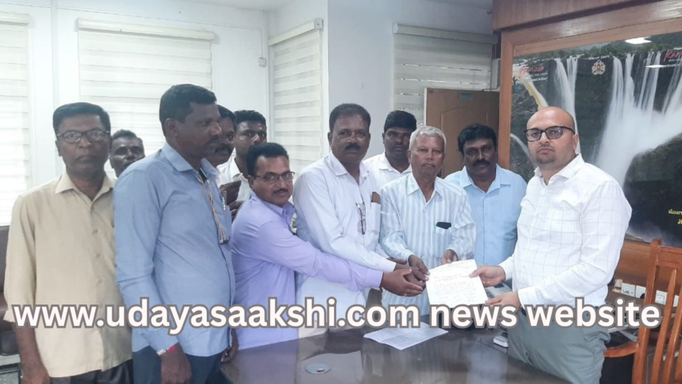 Shivamogga: Petition seeking action against lawyer who threw shoe at Supreme Court judge ಶಿವಮೊಗ್ಗ : ಸುಪ್ರೀಂ ಕೋರ್ಟ್ ನ್ಯಾಯಾಧೀಶರ ಮೇಲೆ ಶೂ ಎಸೆದ ವಕೀಲನ ವಿರುದ್ದ ಕ್ರಮಕ್ಕೆ ಆಗ್ರಹಿಸಿ ಮನವಿ