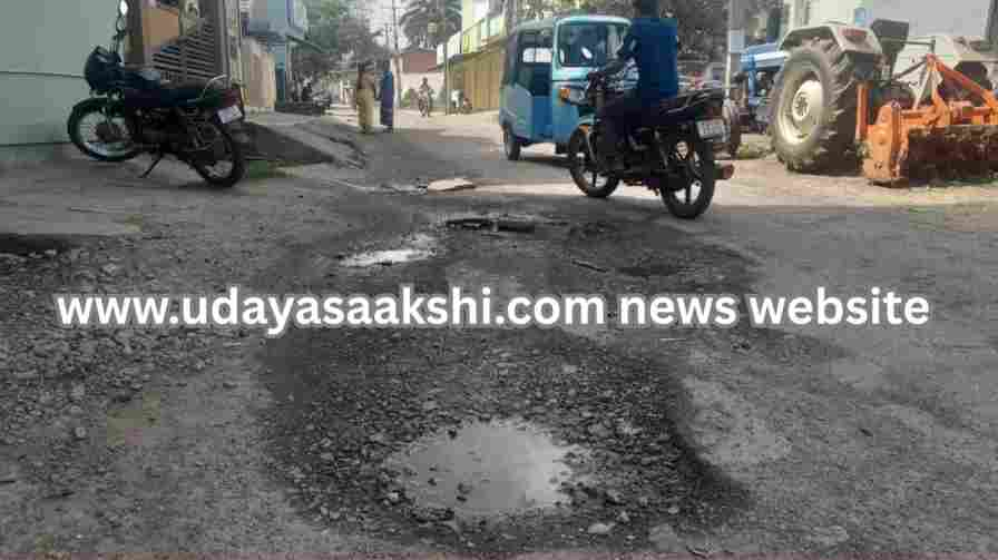 ಶಿವಮೊಗ್ಗ : ಗಾಡಿಕೊಪ್ಪದ ಮುಖ್ಯ ರಸ್ತೆ ಅವ್ಯವಸ್ಥೆ – ಗಮನಹರಿಸುವುದೆ ಪಾಲಿಕೆ ಆಡಳಿತ? ಶಿವಮೊಗ್ಗ, ನವೆಂಬರ್ 23: ಶಿವಮೊಗ್ಗ ಮಹಾನಗರ ಪಾಲಿಕೆ ವ್ಯಾಪ್ತಿ ಗಾಡಿಕೊಪ್ಪದ ಪುರದಾಳು ಮುಖ್ಯ ರಸ್ತೆಯು ಅವ್ಯವಸ್ಥೆಯ ಆಗರವಾಗಿದೆ. ಗುಂಡಿ-ಗೊಟರು ಬಿದ್ದು, ಜನ-ವಾಹನಗಳ ಸಂಚಾರಕ್ಕೆ ಅಯೋಗ್ಯವಾಗಿದೆ ಎಂದು ಸ್ಥಳೀಯ ನಿವಾಸಿಗಳು ಆರೋಪಿಸಿದ್ದಾರೆ. ಸದರಿ ರಸ್ತೆಯು ಗಾಡಿಕೊಪ್ಪದ ಮೂಲಕ ಹಾದು ಹೋಗಿರುವ ರಾಷ್ಟ್ರೀಯ ಹೆದ್ದಾರಿ ಹಾಗೂ ಹೊಸದಾಗಿ ಅಭಿವೃದ್ದಿಪಡಿಸಲಾಗಿರುವ ರಿಂಗ್ ರೋಡ್ ಗೆ ಸಂಪರ್ಕ ಕಲ್ಪಿಸುತ್ತದೆ. ಜೊತೆಗೆ ರಸ್ತೆಗೆ ಹೊಂದಿಕೊಂಡಂತೆ ಹಲವು ಹೊಸ ಬಡಾವಣೆಗಳು ಅಭಿವೃದ್ದಿಯಾಗಿವೆ. ಈ ಕಾರಣದಿಂದ ಸದರಿ ರಸ್ತೆಯಲ್ಲಿ ಜನ – ವಾಹನ ಸಂಚಾರ ದಟ್ಟಣೆ ಹೆಚ್ಚಿದೆ. ಆದರೆ ಕಳೆದ ಕೆಲ ವರ್ಷಗಳಿಂದ ರಸ್ತೆಯ ಡಾಂಬರ್ ಕಿತ್ತು ಹೋಗಿದ್ದು, ಗುಂಡಿ-ಗೊಟರು ಬಿದ್ದಿವೆ. ಧೂಳಿನ ಪ್ರಮಾಣ ಹೆಚ್ಚಾಗಿದೆ. ಅವ್ಯವಸ್ಥೆಯ ಆಗರವಾಗಿ ಪರಿಣಮಿಸಿದೆ ಎಂದು ನಿವಾಸಿಗಳು ದೂರುತ್ತಾರೆ. ತಕ್ಷಣವೇ ಶಾಸಕರಾದ ಚನ್ನಬಸಪ್ಪ ಹಾಗೂ ಮಹಾನಗರ ಪಾಲಿಕೆ ಆಡಳಿತವು ಸದರಿ ರಸ್ತೆಯ ಅವ್ಯವಸ್ಥೆ ಸರಿಪಡಿಸಿ, ಸುಗಮ ಜನ – ವಾಹನ ಸಂಚಾರಕ್ಕೆ ಅನುಕೂಲ ಕಲ್ಪಿಸಿಕೊಡಲು ಕ್ರಮಕೈಗೊಳ್ಳಬೇಕು ಎಂದು ನಾಗರೀಕರು ಆಗ್ರಹಿಸಿದ್ದಾರೆ. ಮಕ್ಕಳ ಪಾಲಿಗೆ ಅಪಾಯಕಾರಿಯಾದ ಹೆದ್ದಾರಿ : ಕಣ್ಮುಚ್ಚಿ ಕುಳಿತ ಆಡಳಿತ?! *** ಗಾಡಿಕೊಪ್ಪದ ಸರ್ಕಾರಿ ಶಾಲೆಗೆ ಹೊಂದಿಕೊಂಡಂತೆ ರಾಷ್ಟ್ರೀಯ ಹೆದ್ದಾರಿ ಹಾದು ಹೋಗಿದೆ. ನೂರಾರು ವಿದ್ಯಾರ್ಥಿಗಳು ಅಭ್ಯಾಸ ನಡೆಸುತ್ತಿದ್ದಾರೆ. ಆದರೆ ಸದರಿ ಹೆದ್ದಾರಿಯು, ವಿದ್ಯಾರ್ಥಿಗಳ ಪಾಲಿಗೆ ಗಂಡಾಂತರಕಾರಿಯಾಗಿ ಪರಿಣಮಿಸಿದೆ. ವಾಹನಗಳು ಮಿತಿಮೀರಿದ ವೇಗದಲ್ಲಿ ಸಂಚರಿಸುತ್ತವೆ. ವಿದ್ಯಾರ್ಥಿಗಳು ಜೀವ ಕೈಯಲ್ಲಿಡಿದು ರಸ್ತೆ ದಾಟುವಂತಹ ದುಃಸ್ಥಿತಿಯಿದೆ. ಈಗಾಗಲೇ ಕೆಲ ವಿದ್ಯಾರ್ಥಿಗಳು ಅಪಘಾತಕ್ಕೂ ತುತ್ತಾಗಿದ್ದಾರೆ ಎಂದು ಸ್ಥಳೀಯರು ಆರೋಪಿಸುತ್ತಾರೆ. ಸರ್ಕಾರಿ ಶಾಲೆಗೆ ಹೊಂದಿಕೊಂಡಂತಿರುವ ಸರ್ಕಲ್ ಬಳಿ, ವಾಹನಗಳ ವೇಗ ನಿಯಂತ್ರಣಕ್ಕೆ ಯಾವುದೇ ಕ್ರಮಕೈಗೊಂಡಿಲ್ಲ. ವಿದ್ಯಾರ್ಥಿಗಳ ಸುರಕ್ಷತೆಗೆ ಕಿಂಚಿತ್ತೂ ಕ್ರಮವೂ ಆಗಿಲ್ಲ. ಈ ಹಿಂದೆ ಟ್ರಾಫಿಕ್ ಪೊಲೀಸರು ಹಾಕಿದ್ದ ಬ್ಯಾರಿಕೇಡ್ ಗಳನ್ನು ಕೂಡ ಕೊಂಡೊಯ್ಯಲಾಗಿದೆ. ಸದರಿ ಸರ್ಕಲ್ ಬಳಿ ಸಿಗ್ನಲ್ ಲೈಟ್ ಅಳವಡಿಕೆ ಮಾಡುವುದು ಸೇರಿದಂತೆ ವಾಹನಗಳ ವೇಗ ನಿಯಂತ್ರಣಕ್ಕೆ ಅಗತ್ಯವಿರುವ ಕ್ರಮಕೈಗೊಂಡು, ವಿದ್ಯಾರ್ಥಿಗಳು ಸುರಕ್ಷಿತವಾಗಿ ಹೆದ್ದಾರಿ ದಾಟಲು ಅಗತ್ಯ ಕ್ರಮಕೈಗೊಳ್ಳಬೇಕು ಎಂದು ಸ್ಥಳೀಯರು ಆಗ್ರಹಿಸುತ್ತಾರೆ.