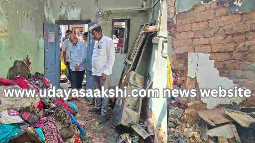 Shivamogga: Houses damaged due to cylinder explosion – MLA visits ಶಿವಮೊಗ್ಗ : ಸಿಲಿಂಡರ್ ಸ್ಫೋಟದಿಂದ ಮನೆಗಳಿಗೆ ಹಾನಿ – ಶಾಸಕರ ಭೇಟಿ