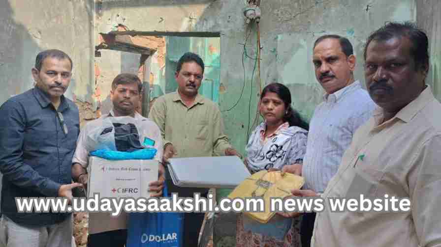 Shivamogga: Houses damaged by cylinder explosion – Donors join hands with Red Cross to help ಶಿವಮೊಗ್ಗ : ಸಿಲಿಂಡರ್ ಸ್ಫೋಟದಿಂದ ಮನೆಗಳಿಗೆ ಹಾನಿ – ರೆಡ್’ಕ್ರಾಸ್ ಸಂಸ್ಥೆ ಸೇರಿದಂಥೆ ದಾನಿಗಳ ನೆರವಿನಹಸ್ತ