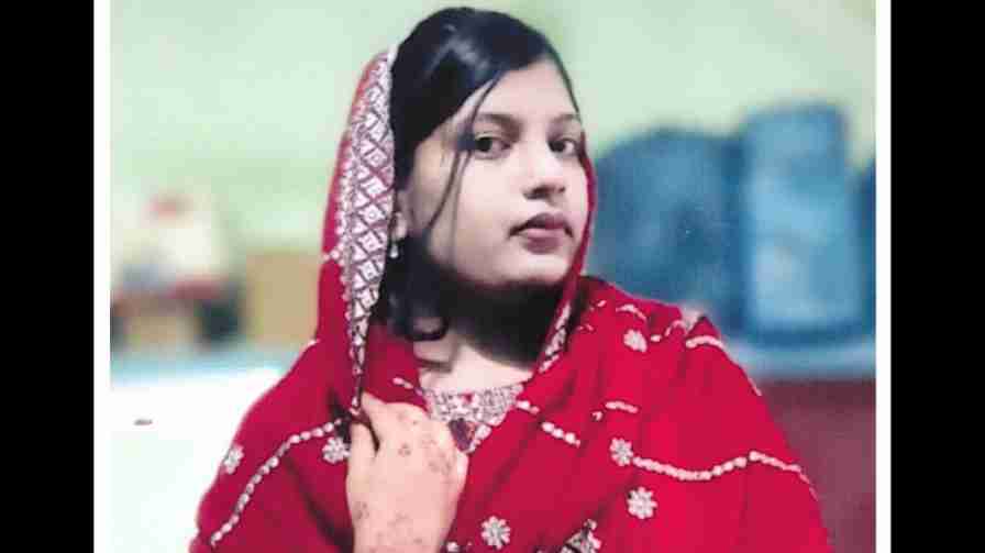 ಭದ್ರಾವತಿ ನಗರದಲ್ಲಿ ಯುವತಿಯ ನಿಗೂಢ ಕಣ್ಮರೆ! ಶಿವಮೊಗ್ಗ,ಜ.09: ಮನೆಯಿಂದ ಹೊರ ತೆರಳಿದ ಯುವತಿಯೋರ್ವಳು ಮನೆಗೆ ಹಿಂದಿರುಗದೆ ನಿಗೂಢವಾಗಿ ಕಣ್ಮರೆಯಾಗಿರುವ ಘಟನೆ ಭದ್ರಾವತಿ ನಗರದಲ್ಲಿ ನಡೆದಿದೆ. ಈ ಕುರಿತಂತೆ ಜನವರಿ 9 ರಂದು ಹಳೇನಗರ ಪೊಲೀಸ್ ಠಾಣೆ ಬಿಡುಗಡೆ ಮಾಡಿರುವ ಪ್ರಕಟಣೆಯಲ್ಲಿ ತಿಳಿಸಲಾಗಿದೆ. ಅಲ್ಮಾಸ್ ಪರ್ವೀನ್ ಎನ್ ಆರ್ (25) ನಾಪತ್ತೆಯಾದ ಯುವತಿ ಎಂದು ಗುರುತಿಸಲಾಗಿದೆ. ಇವರು ಭದ್ರಾವತಿಯ ಸಿಗೇಬಾಗಿಯಲ್ಲಿರುವ ಬಿಎಡ್ ಕಾಲೇಜಿನಲ್ಲಿ ವಿದ್ಯಾಭ್ಯಾಸ ಮಾಡುತ್ತಿದ್ದಾರೆ. ಜನವರಿ 06 ರಂದು ಸ್ನೇಹಿತೆಯನ್ನು ಭೇಟಿ ಮಾಡಿ ಬರುವುದಾಗಿ ಮನೆಯಿಂದ ಯುವತಿ ಹೊರ ಹೋಗಿದ್ದು, ನಂತರ ಮನೆಗೆ ಹಿಂದುರುಗದೆ ಕಣ್ಮರೆಯಾಗಿದ್ದಾರೆ. ಎಲ್ಲಿಯೂ ಅವರ ಸುಳಿವು ಲಭ್ಯವಾಗಿಲ್ಲ. ಚಹರೆ : ಕಾಣೆಯಾದ ಅಲ್ಮಾಸ್ ಪರ್ವೀನ್ 5.4 ಅಡಿ ಎತ್ತರ, ಗೋಧಿ ಮೈಬಣ್ಣ, ಕೋಲು ಮುಖ ಹೊಂದಿದ್ದು, ಉರ್ದು, ಹಿಂದಿ, ಕನ್ನಡ, ಇಂಗ್ಲೀಷ್ ಭಾಷೆ ಮಾತಾನಾಡುತ್ತಾರೆ. ಮನೆಯಿಂದ ಹೋಗುವಾಗ ನೀಲಿ ಬಣ್ಣದ ಟಾಪ್, ಪಿಂಕ್ ಬಣ್ಣದ ಲೆಗಿನ್ಸ್ ಪ್ಯಾಂಟು, ಬಿಳಿ ಗೆರೆಗಳಿರುವ ಕಪ್ಪು ಬಣ್ಣದ ಬುರ್ಖಾ, ಕಾಫಿ ಬಣ್ಣದ ವೇಲ್ ಧರಿಸಿರುತ್ತಾಳೆ. ಇವರ ಸುಳಿವು ಯಾರಿಗಾದರೂ ಪತ್ತೆಯಾದಲ್ಲಿ ಹಳೇನಗರ ಪೊಲೀಸ್ ಠಾಣೆಗೆ ಮಾಹಿತಿ ನೀಡುವಂತೆ ಪ್ರಕಟಣೆಯಲ್ಲಿ ತಿಳಿಸಲಾಗಿದೆ. Shivamogga, Jan. 09: An incident has taken place in Bhadravati city where a young woman who left home and did not return home mysteriously disappeared. This was stated in a statement issued by Halenagar Police Station on January 9.